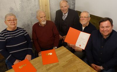 50 Jahre SPD: Inge Wieder, Wilfried Reigber, Joachim Wieder mit Wolfgang Weiland und MdB Martin Gerster